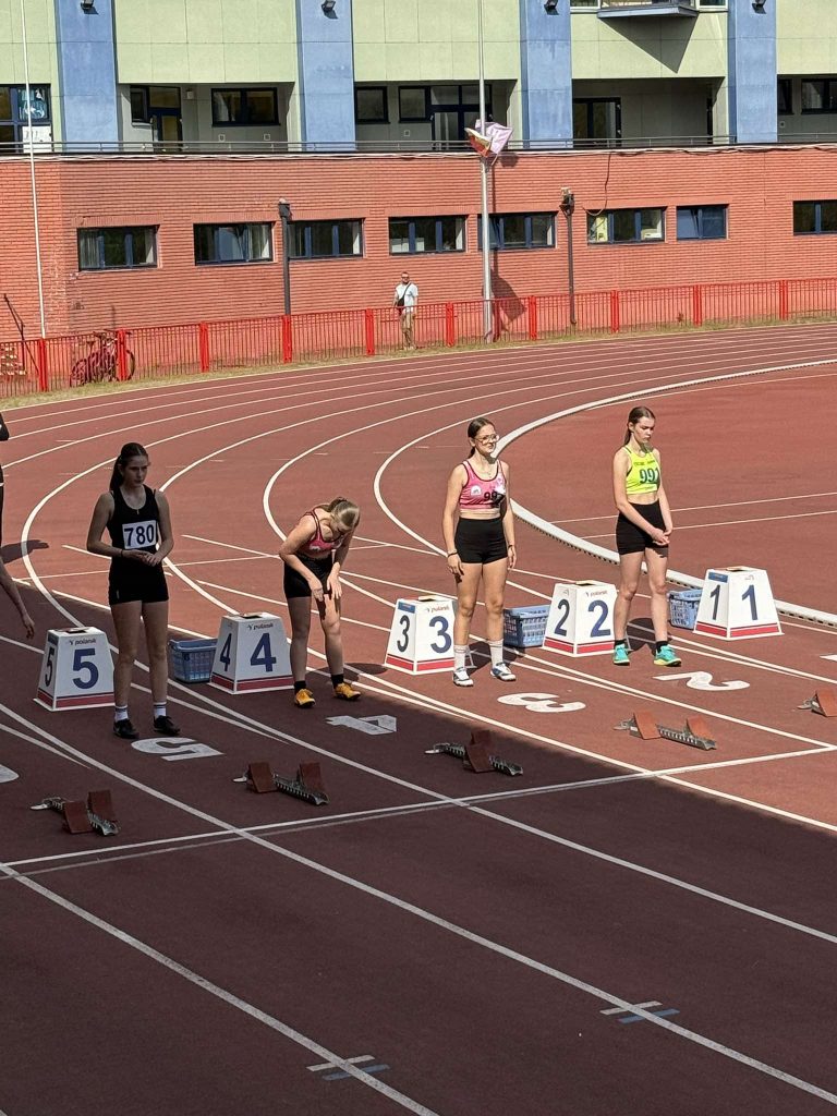 start na 100m Wiktoria Steuer i Natalia Rowińska