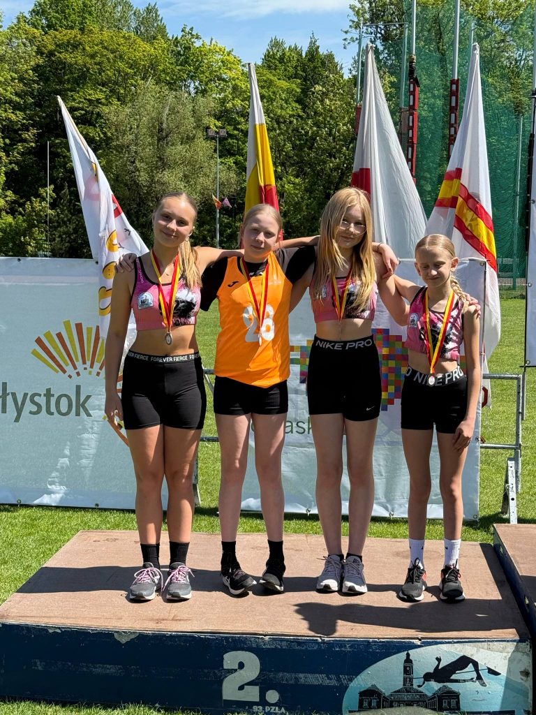 Michalina Czerwińska Maja Maliszewska Wiktoria Steuer Maja Burzyńska IIm 4x60m
