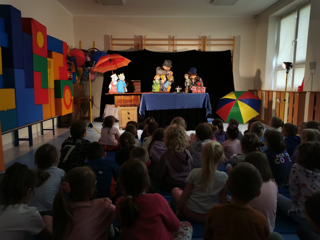 Spektakl pt. Baśnie Andersena w wykonaniu aktorów Teatru CoNieco