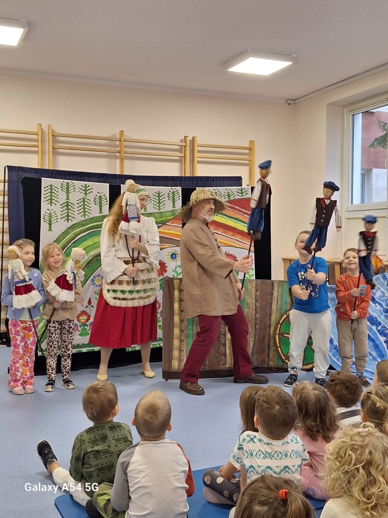 Spektakl pt. Kukła z wiejskiego podwórza w wykonaniu aktorów Teatru pod Orzełkiem