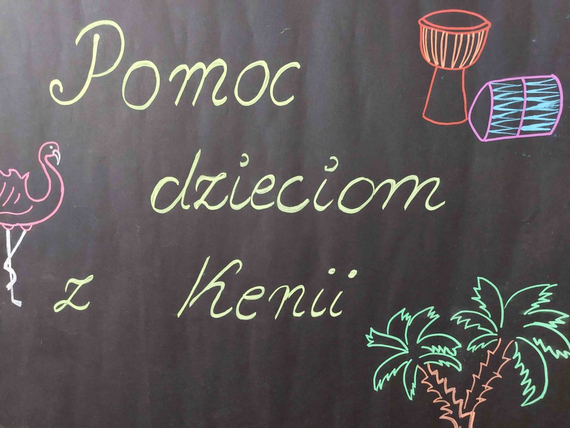 plansza informująca o pomocy dla dzieci z Kenii