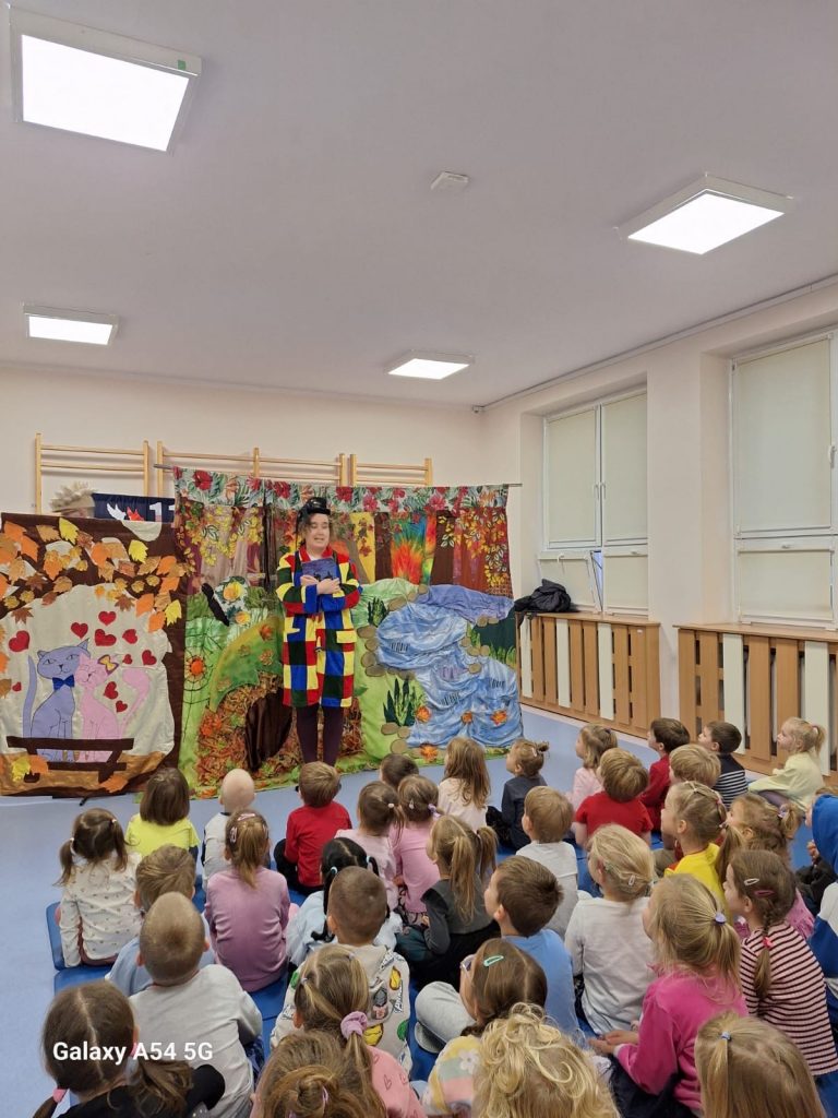 Dzieci oglądają spektakl