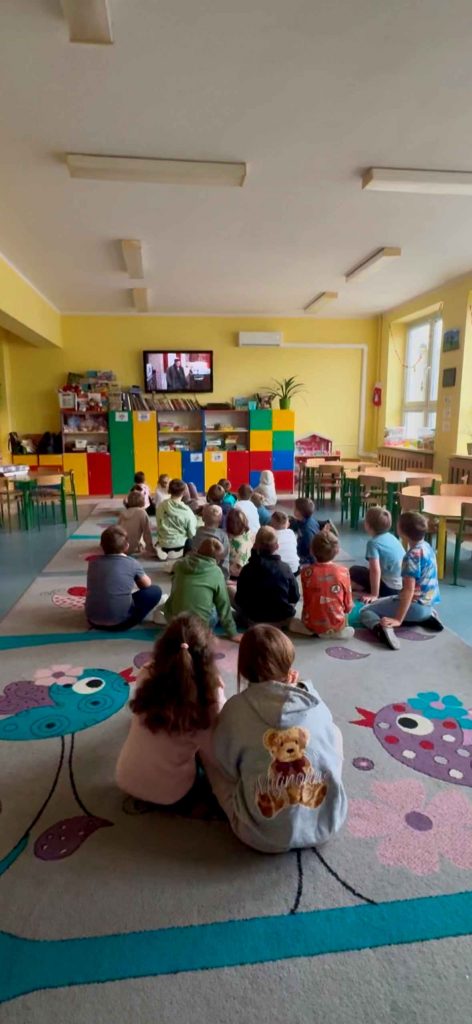 dzieci oglądają film Kevin Sam w Domu