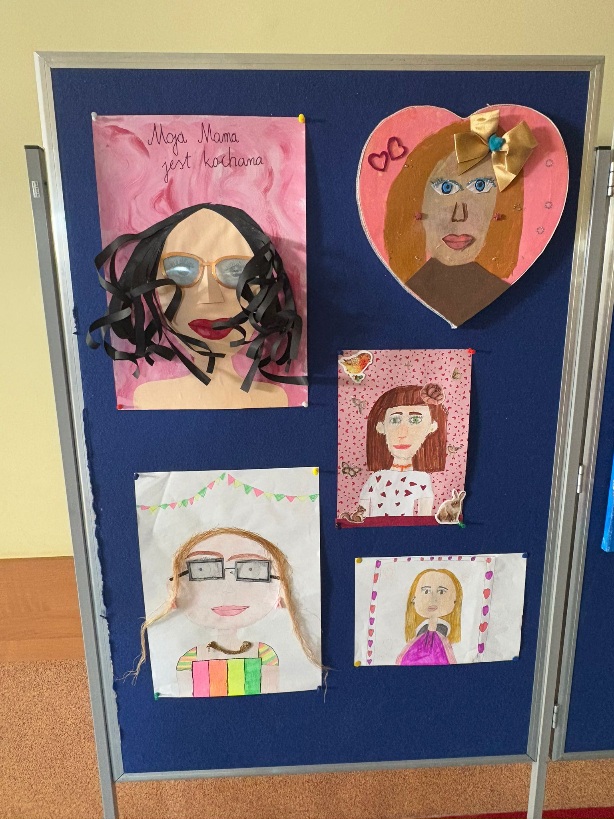 Wystawa prac plastycznych do konkursu "Portret mojej mamy"
