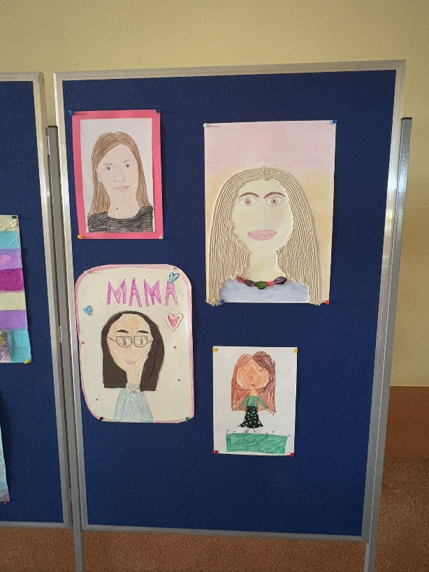 Wystawa prac plastycznych do konkursu "Portret mojej mamy"