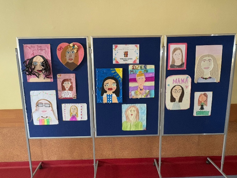Wystawa prac plastycznych do konkursu "Portret mojej mamy"