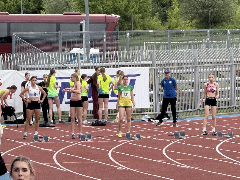 Maja Burzyńska VIIId i Wiktoria Bagińska VIIId start do 100m na Mityngu