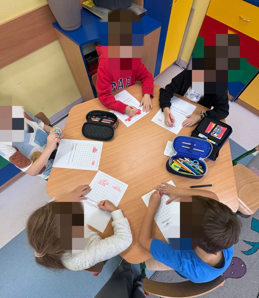 dzieci uzupełniają kartę z kodowaniem
