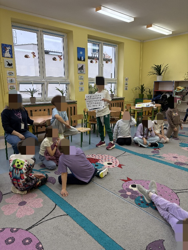 Henryk prezentuje dzieciom tajlandzki alfabet